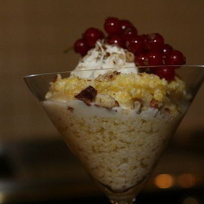 Кукурузная каша с маскарпоне, голубикой и орехами пекан