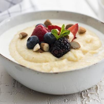 Кукурузная каша с молоком и ягодами