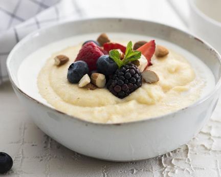 Кукурузная каша с молоком и ягодами