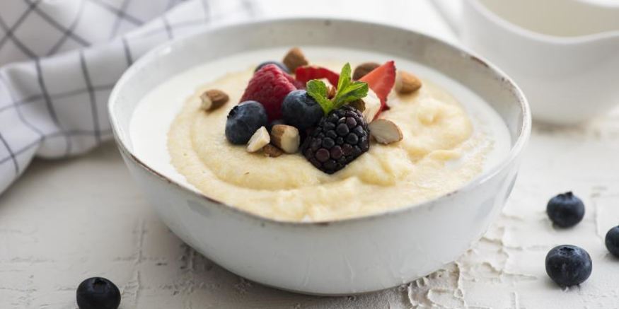 Рецепт кукурузной каши с молоком и ягодами