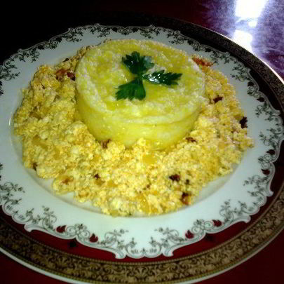 Мамалыга с жареным адыгейским сыром