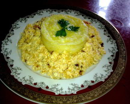 Мамалыга с жареным адыгейским сыром