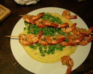 Нежная полента с хрустящим горошком и запеченными креветками