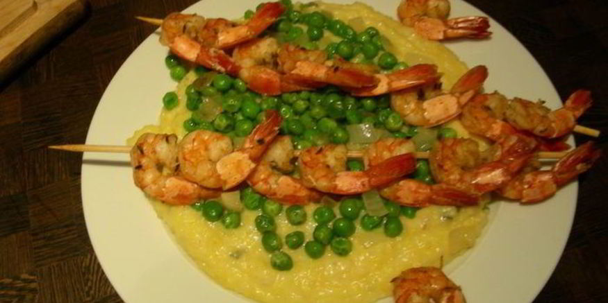 Рецепт нежной поленты с хрустящим горошком и запеченными креветками