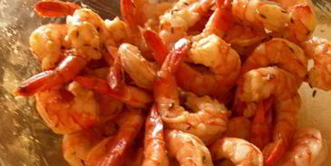 нежная полента с хрустящим горошком и запеченными креветками