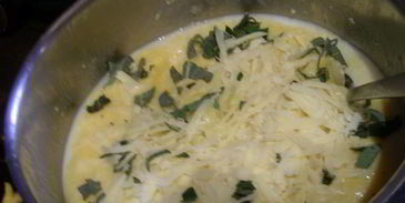 нежная полента с хрустящим горошком и запеченными креветками