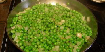 нежная полента с хрустящим горошком и запеченными креветками