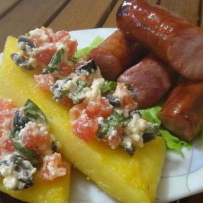 Пикантная полента с копченными колбасками