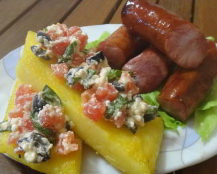 Пикантная полента с копченными колбасками