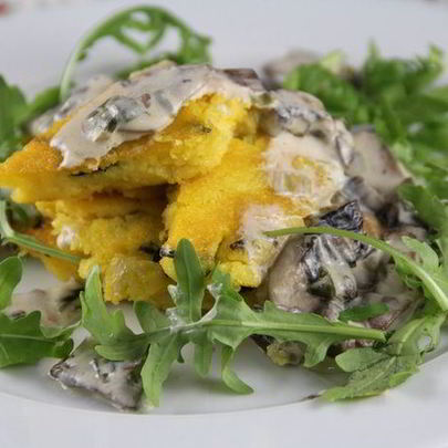 Полента с грибами, свежими травами и пармезаном