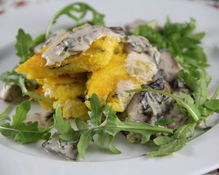 Полента с грибами, свежими травами и пармезаном