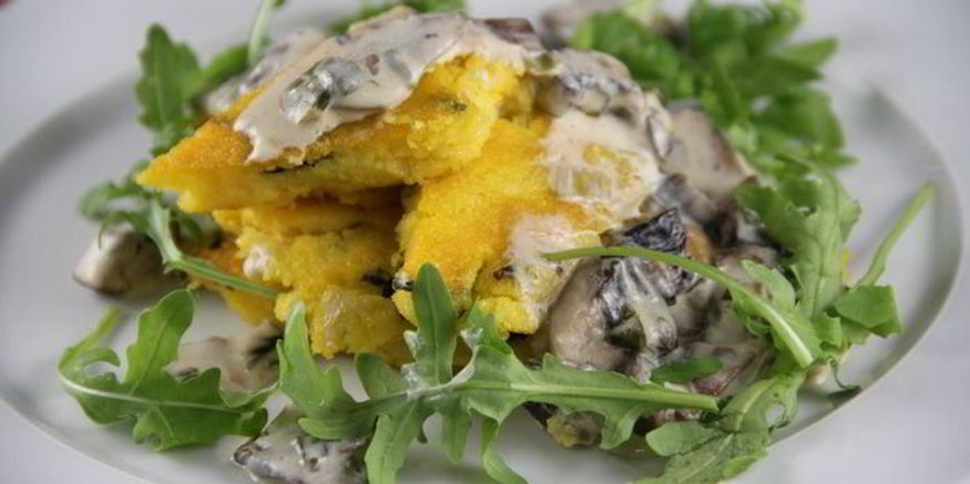 Рецепт поленты с грибами, свежими травами и пармезаном
