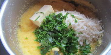 полента с грибами, свежими травами и пармезаном