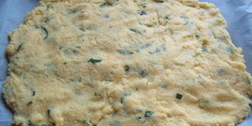 полента с грибами, свежими травами и пармезаном