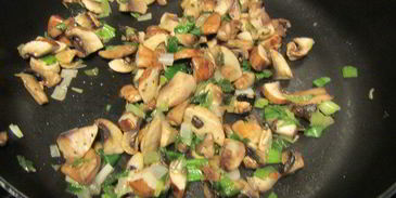 полента с грибами, свежими травами и пармезаном