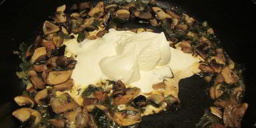 полента с грибами, свежими травами и пармезаном