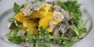 полента с грибами, свежими травами и пармезаном