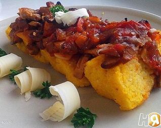 Полента с грибным рагу и овощами