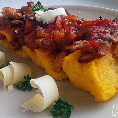 Полента с грибным рагу и овощами