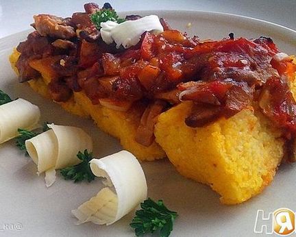 Полента с грибным рагу и овощами