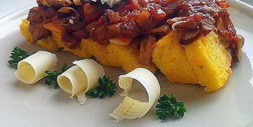 полента с грибным рагу и овощами