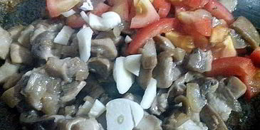 полента с грибным рагу и овощами