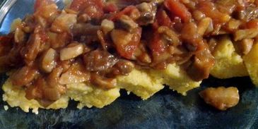 полента с грибным рагу и овощами