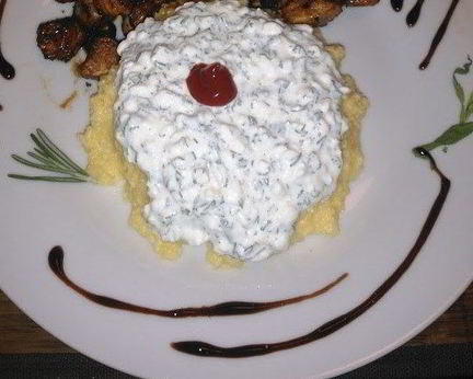 Полента с творожным соусом и зеленью