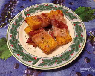 Полента с вялеными помидорами в беконе