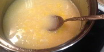 полента с вялеными помидорами в беконе