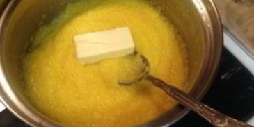 полента с вялеными помидорами в беконе