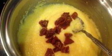 полента с вялеными помидорами в беконе