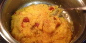 полента с вялеными помидорами в беконе