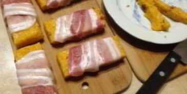 полента с вялеными помидорами в беконе