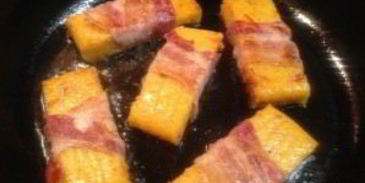 полента с вялеными помидорами в беконе