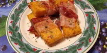 полента с вялеными помидорами в беконе