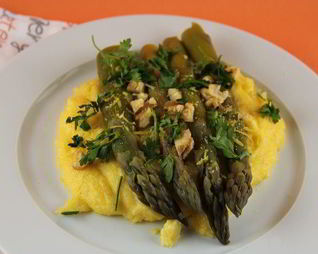 Полента со спаржей, голубым сыром и грецкими орехами