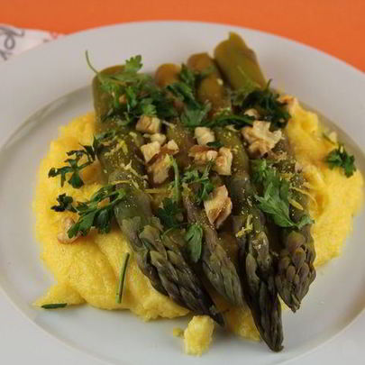 Полента со спаржей, голубым сыром и грецкими орехами
