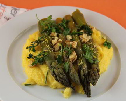 Полента со спаржей, голубым сыром и грецкими орехами