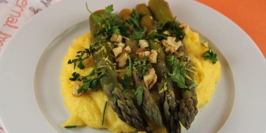 Рецепт поленты со спаржей, голубым сыром и грецкими орехами