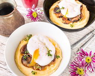 Утренняя полента с грибами и яйцом пашот