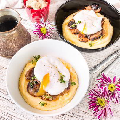 Утренняя полента с грибами и яйцом пашот