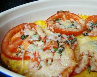 Запеченная кукурузная каша с помидорами и сыром