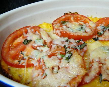 Запеченная кукурузная каша с помидорами и сыром