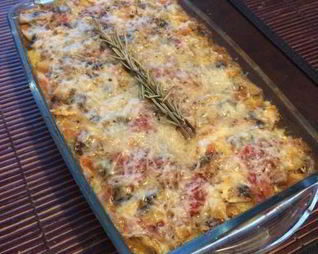 Запеченная полента с грибами, помидорами и моцареллой