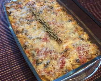 Запеченная полента с грибами, помидорами и моцареллой