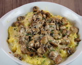 Запеченная полента с грибами