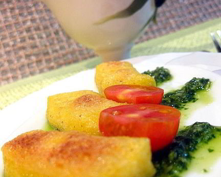 Запеченная полента с песто