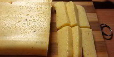 запеченная полента с песто