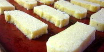 запеченная полента с песто